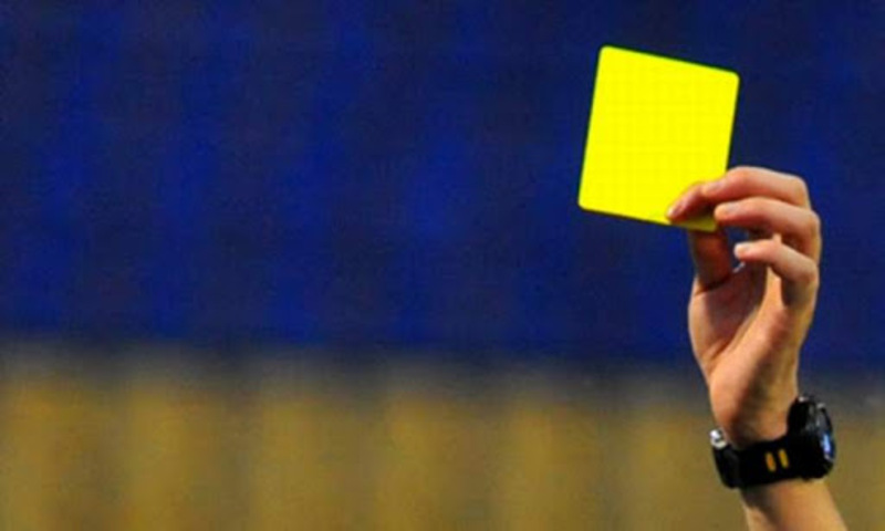 Ý nghĩa của yellow card trong luật bóng đá thẻ vàng
