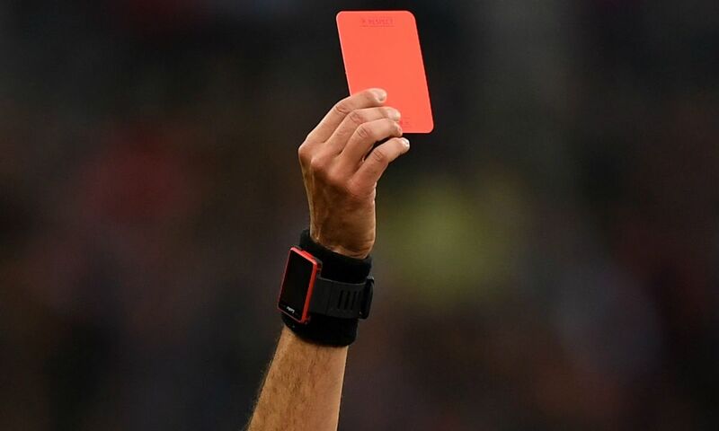 Luật thẻ đỏ trong bóng đá xuất hiện năm 1966